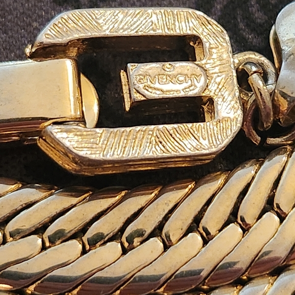 1980s Vintage Givenchy Gold Plated Double G Clasp Herringbone Chain - Picture 5 of 13